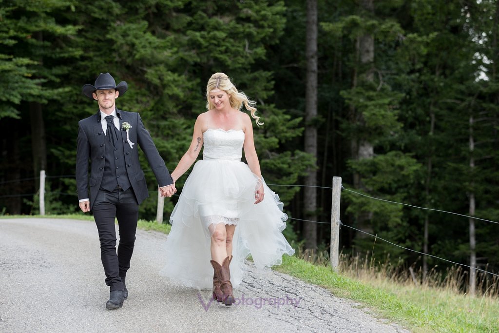 Cowboy-Cowgirl-Hochzeit.jpg